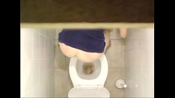 masturbation dans les toilettes au travail